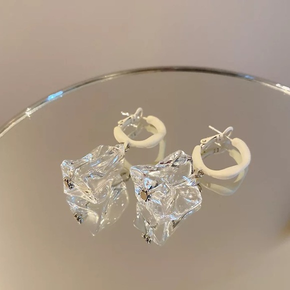 🌟 Transparent Acrylic Big Crystal Earrings - Picture 5 of 6